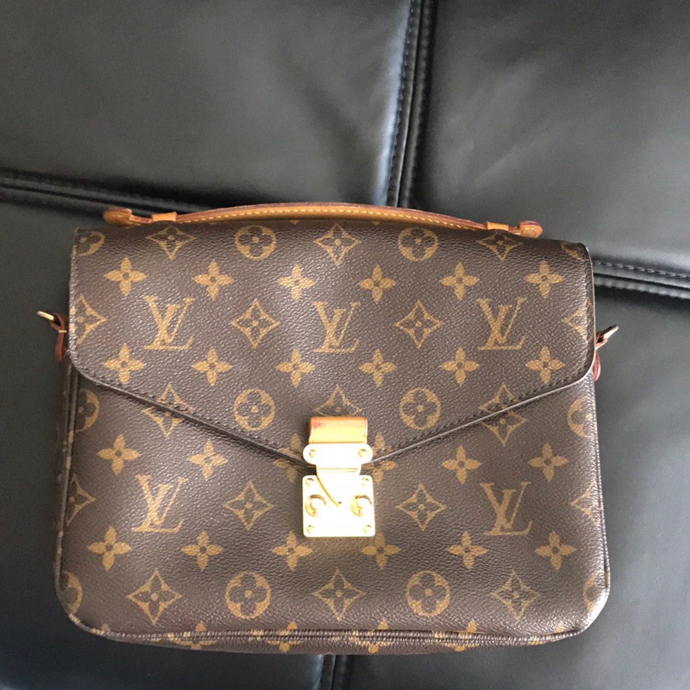 Iconic Louis Vuitton Cross body bag